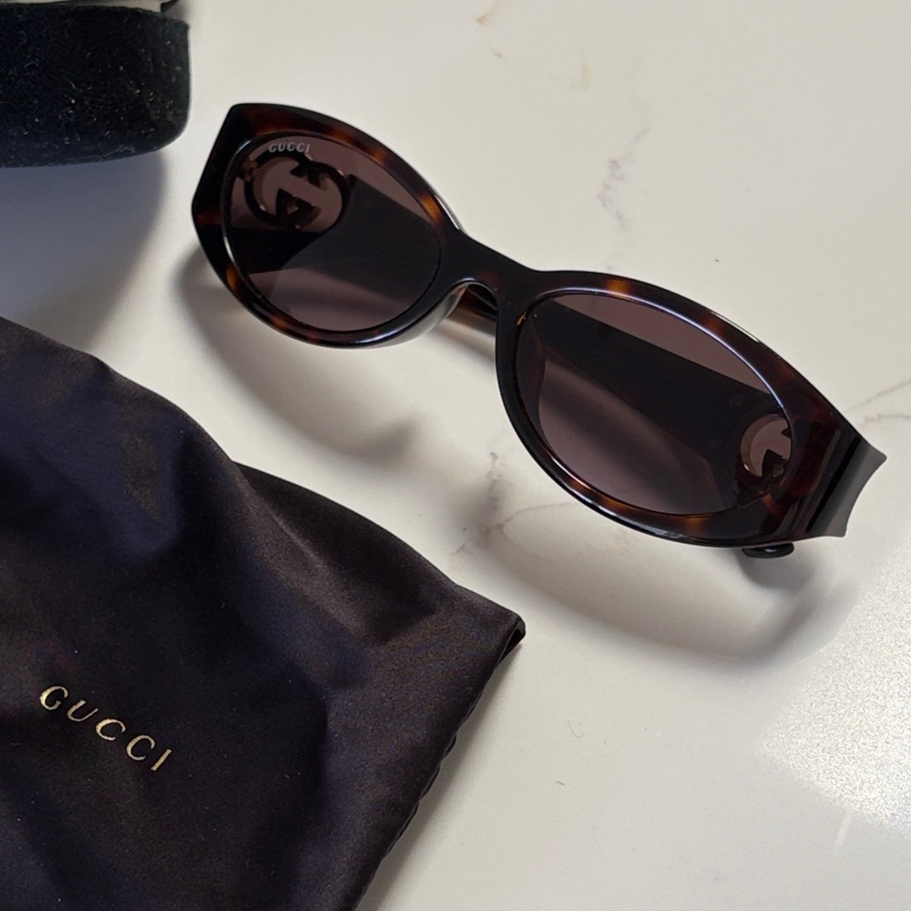 Gucci oval interlocking G sunglasses